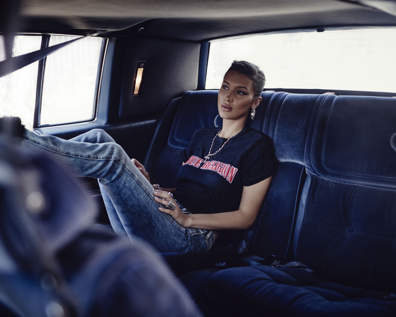 Модель Белла Хадид в джинсах в машине
