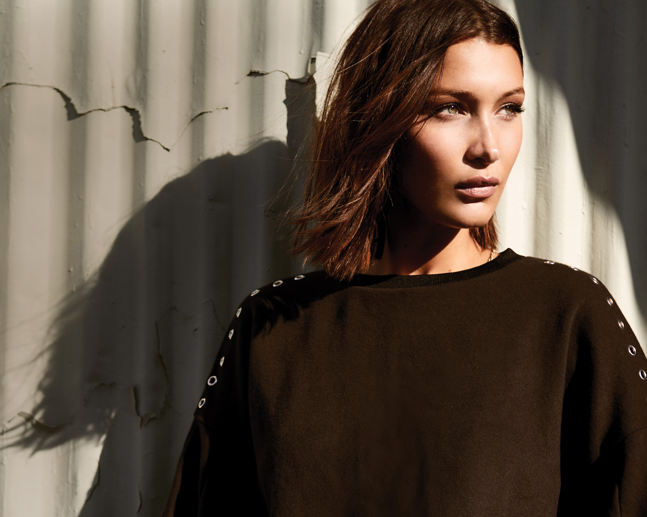 Модель Белла Хадид позирует у стены