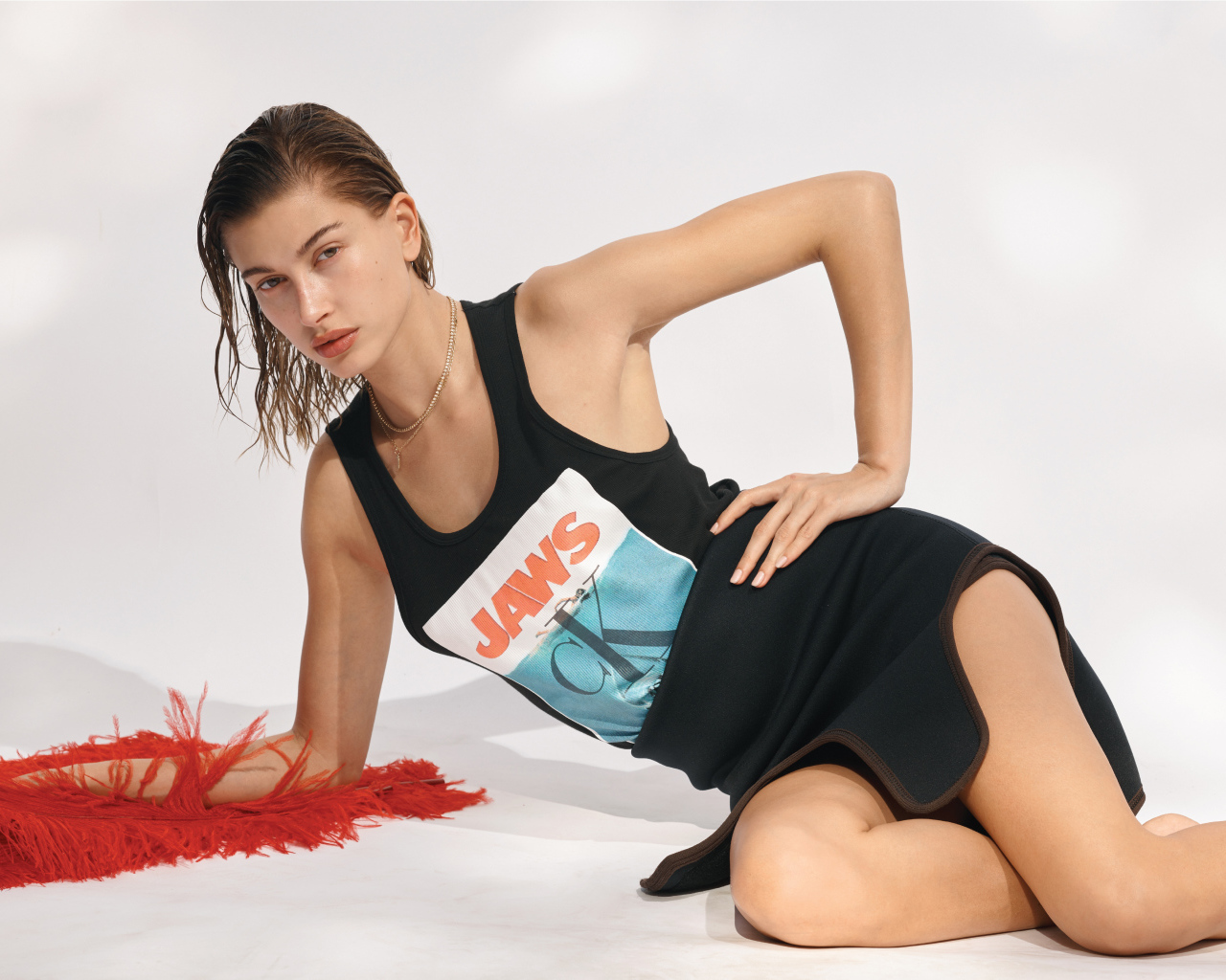 Модель Хейли Болдуин в платье на сером фоне