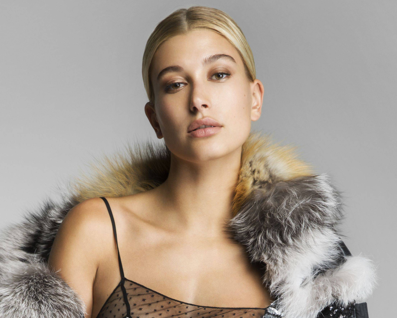 Модель Хейли Болдуин на сером фоне