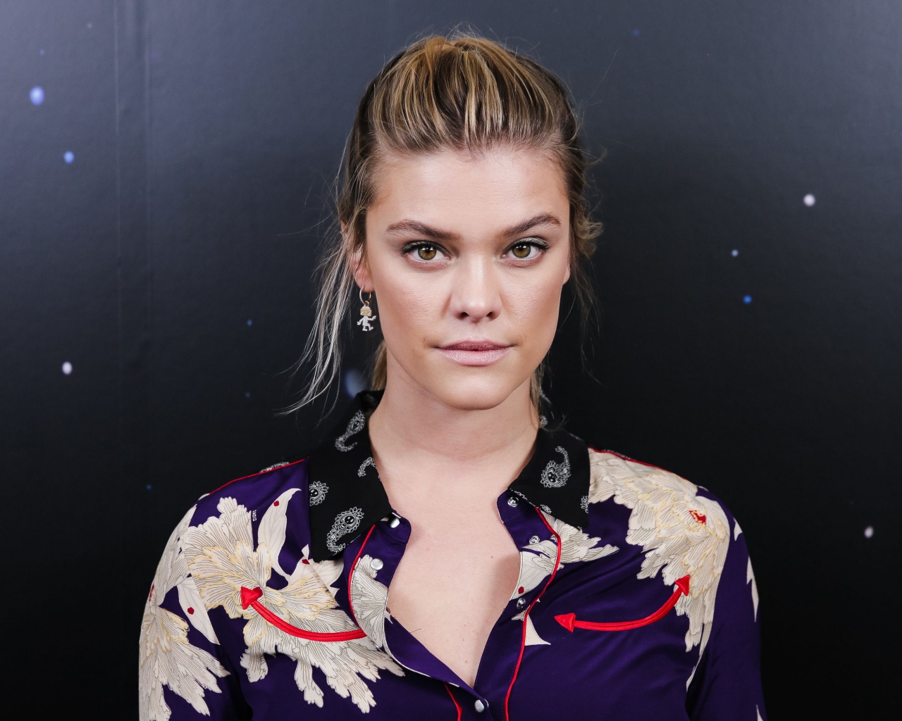 Модель Нина Агдал на черном фоне