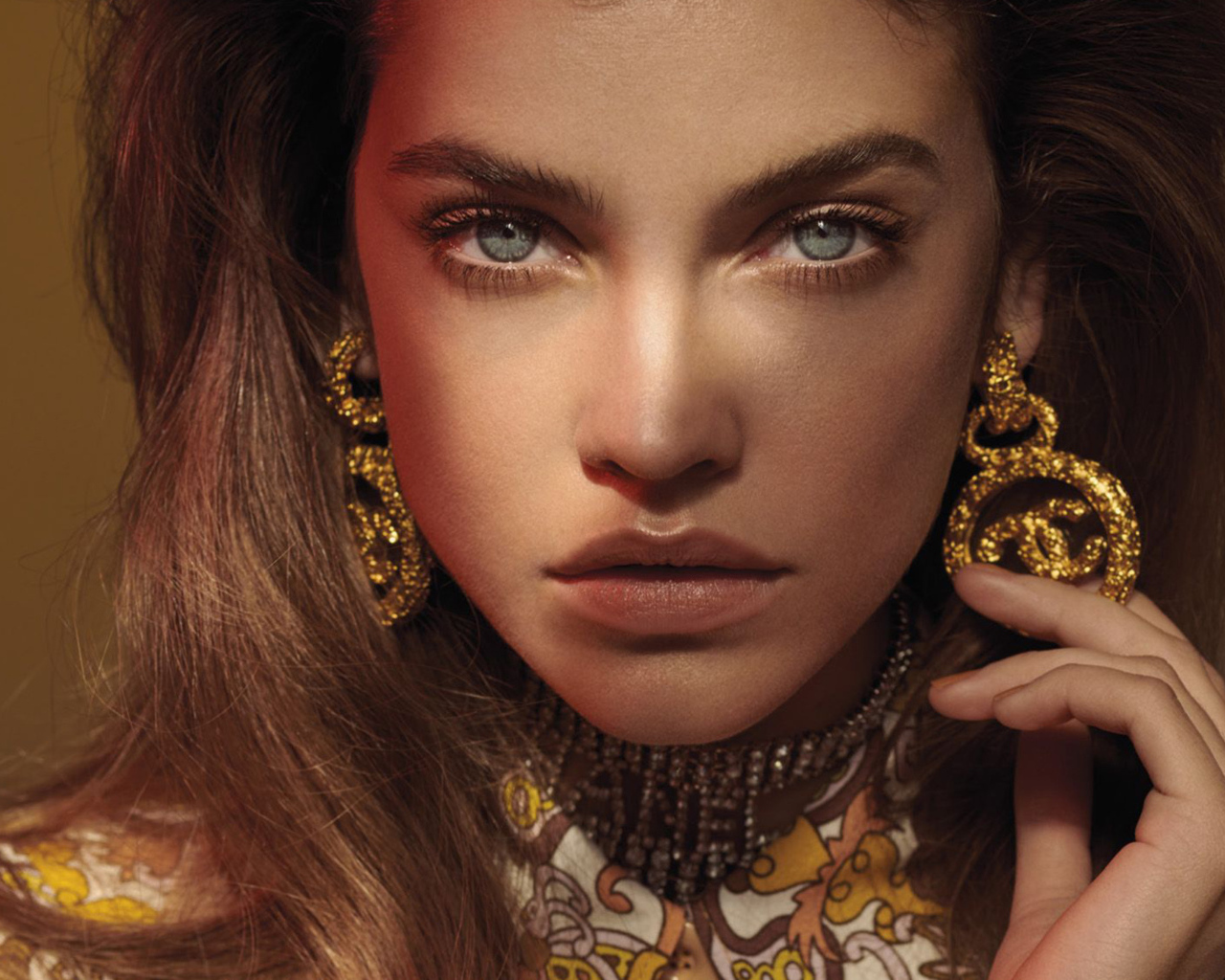 Популярная модель Барбара Палвин лицо крупным планом