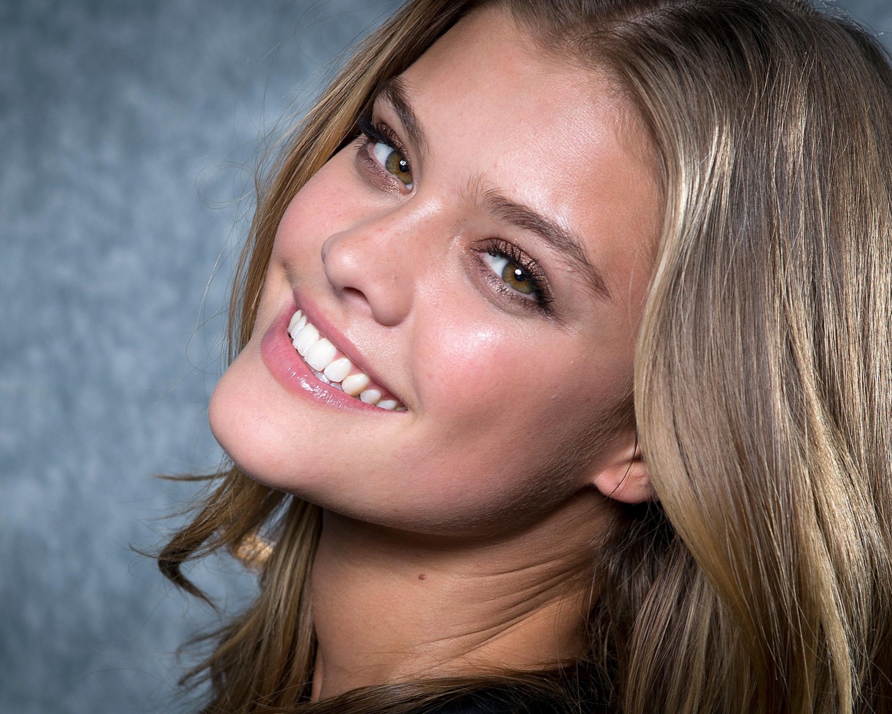 Улыбающаяся модель Нина Агдал лицо крупным планом