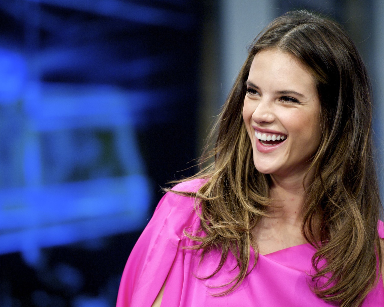 Улыбающаяся девушка супермодель Алессандра Амбросио