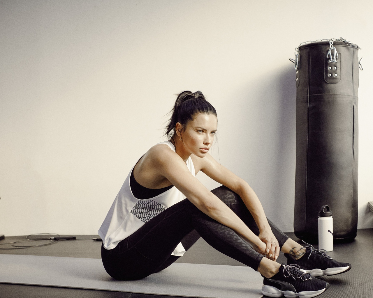 Спортивная девушка модель Адриана Лима в спортзале