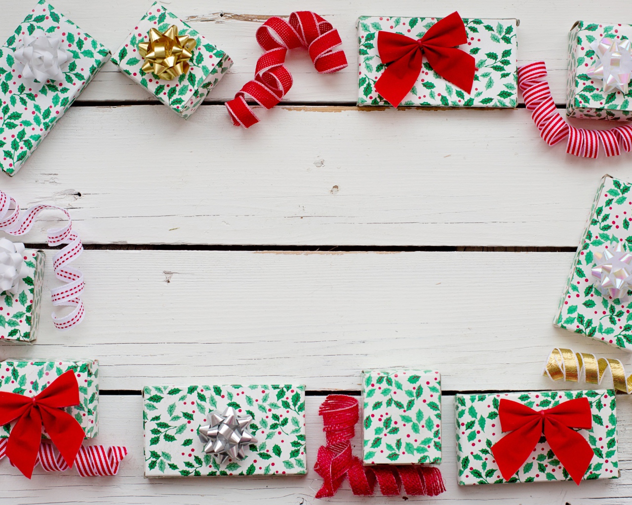 Много разных подарков с бантами на деревянном фоне, шаблон для открытки 