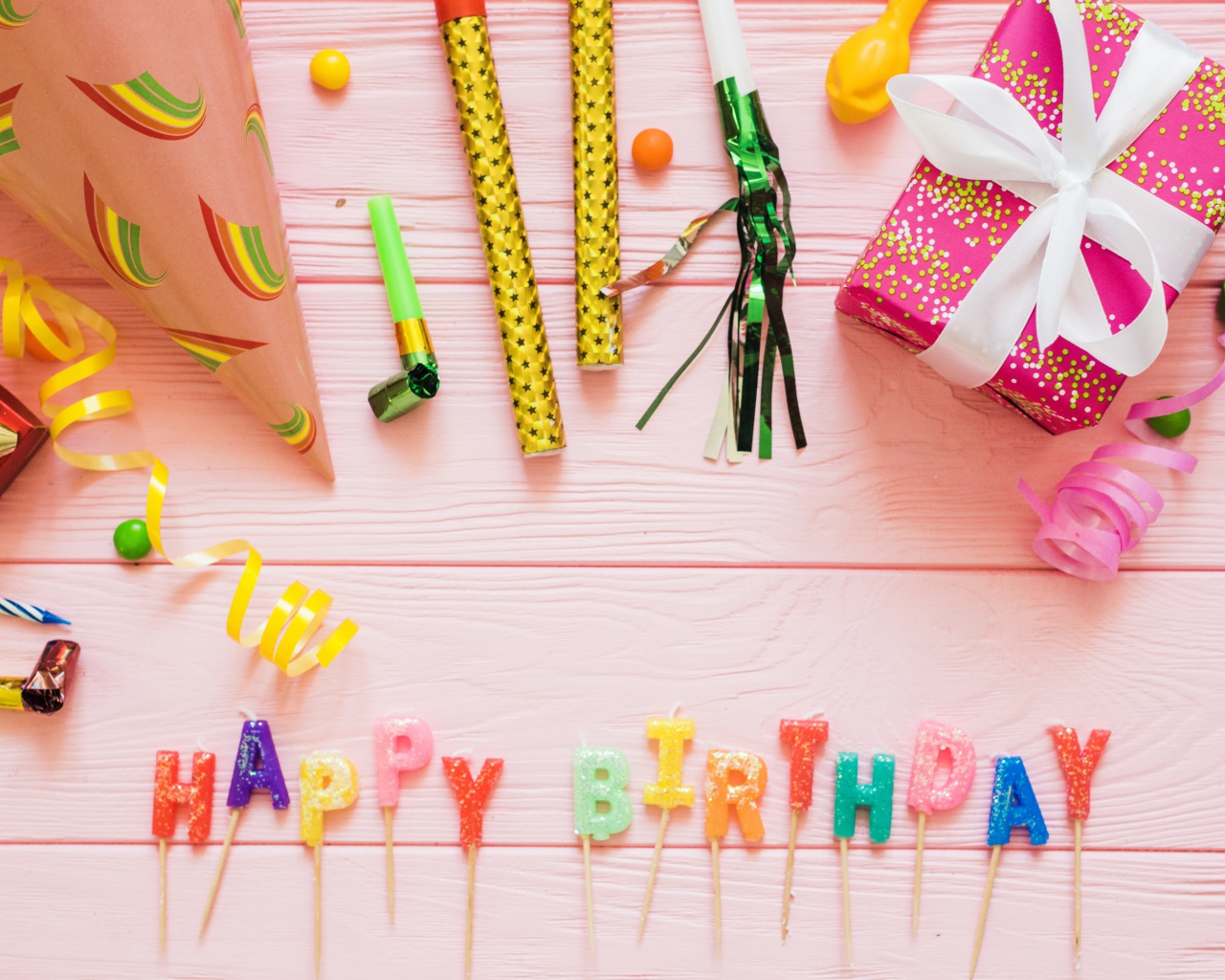 Декор и подарок на день рождения на розовом фоне