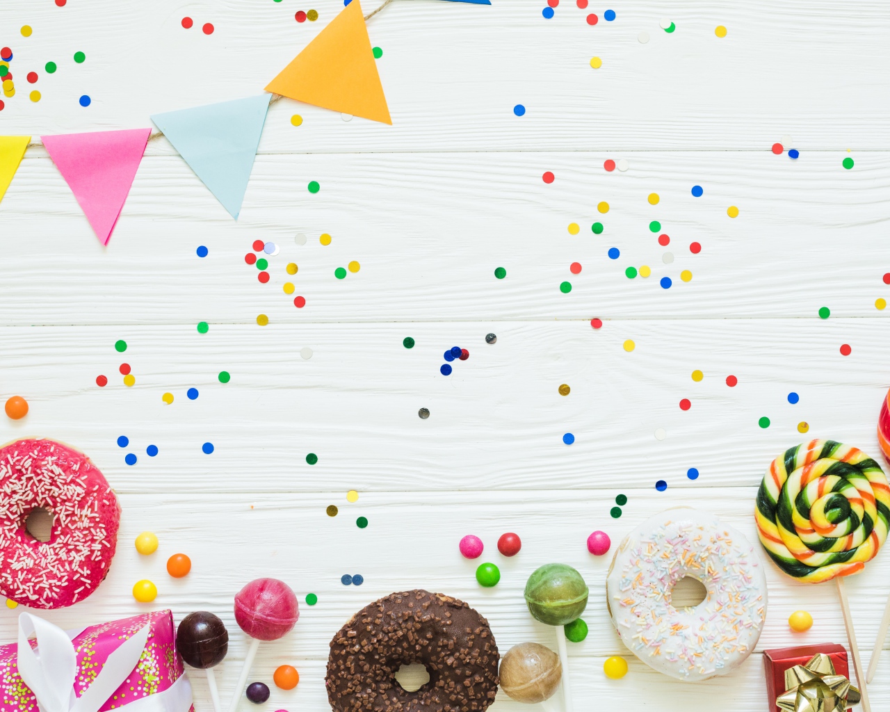Пончики с глазурью и конфеты на праздничном фоне