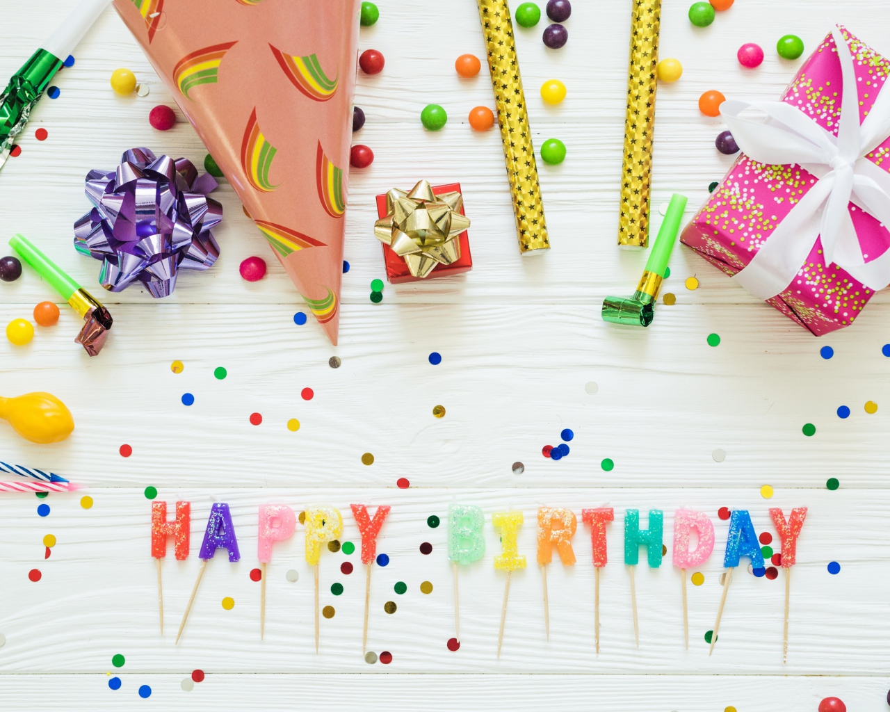 Надпись с Днем рождения на столе с подарками и украшениями