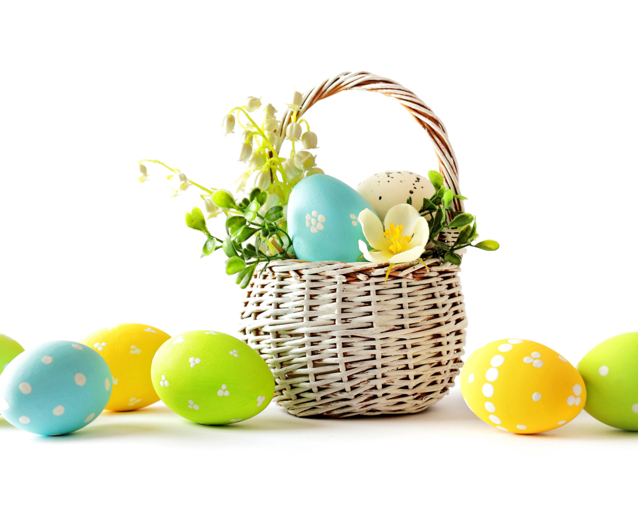 Корзина с крашеными яйцами на белом фоне на Пасху