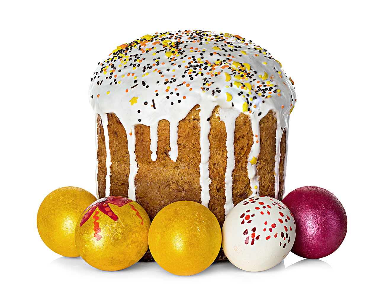 Красивый большой кулич с крашеными яйцами на белом фоне на Пасху