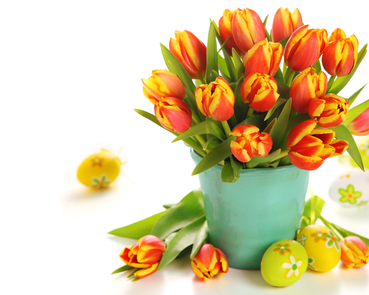 Букет оранжевых тюльпанов с пасхальными яйцами на праздник Пасха 