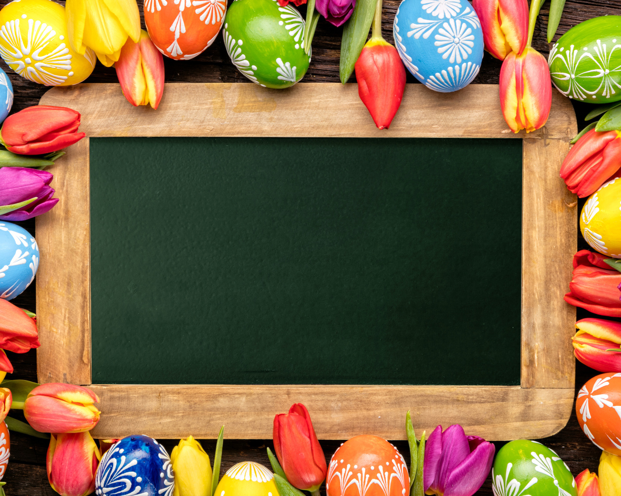 Крашеные яйца с тюльпанами вокруг рамки, шаблон для открытки на праздник Пасха