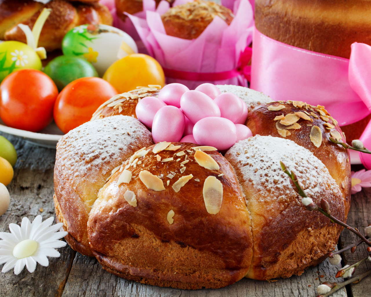 Пасхальный кулич с конфетами на столе крашеными яйцами на Пасху 