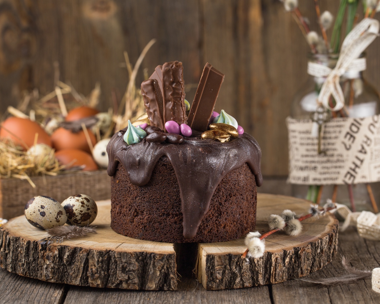 Пасхальный кулич с шоколадной глазурью и сладостями на праздник Пасха