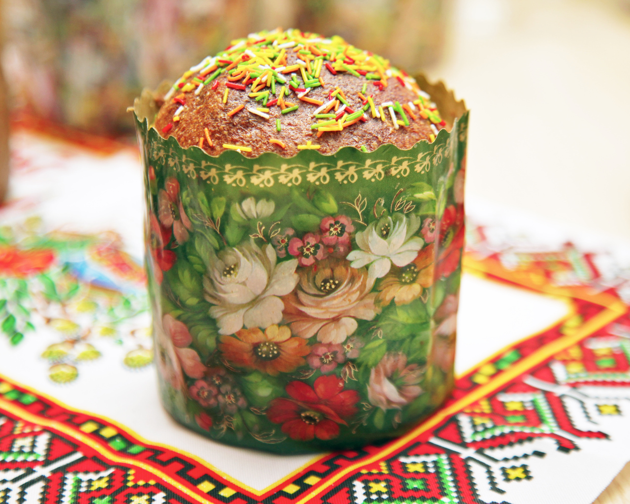 Кулич с посыпкой на Великий праздник Пасха