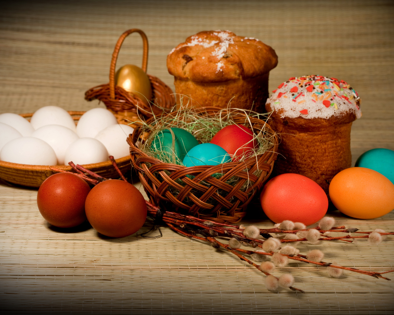 Пасхальные куличи, крашеные яйца и верба на Пасху