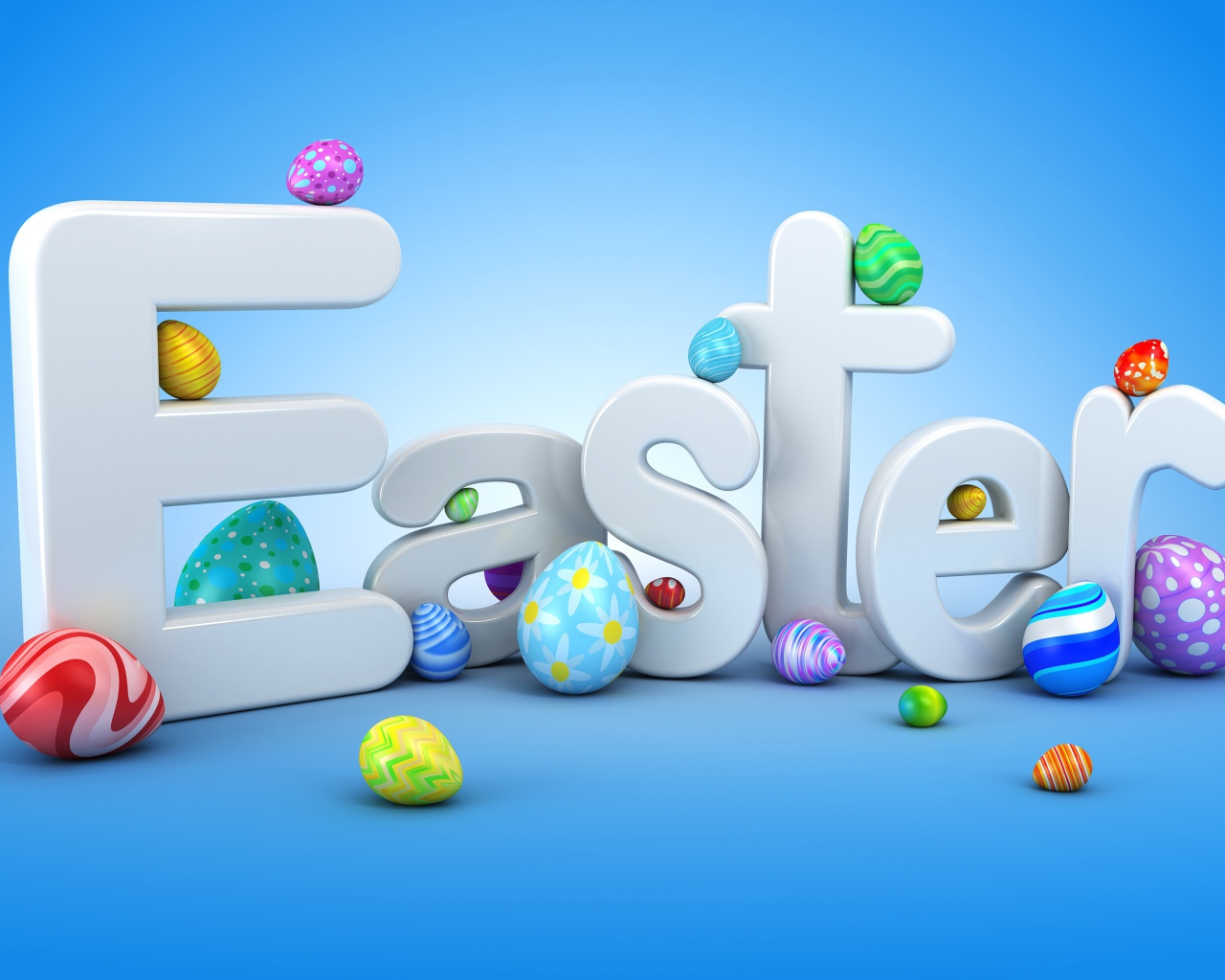 Надпись на английском Easter с крашеными яйцами на голубом фоне