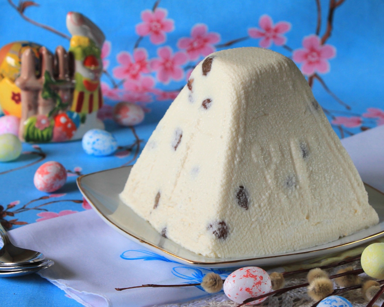 Медовая творожная пасха с изюмом на праздник 