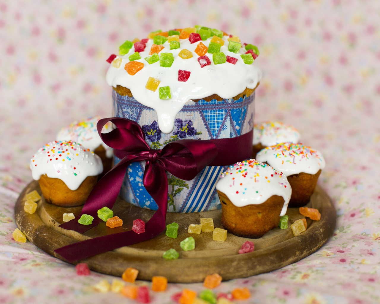 Куличи с цукатами на доске на Светлый праздник Пасха