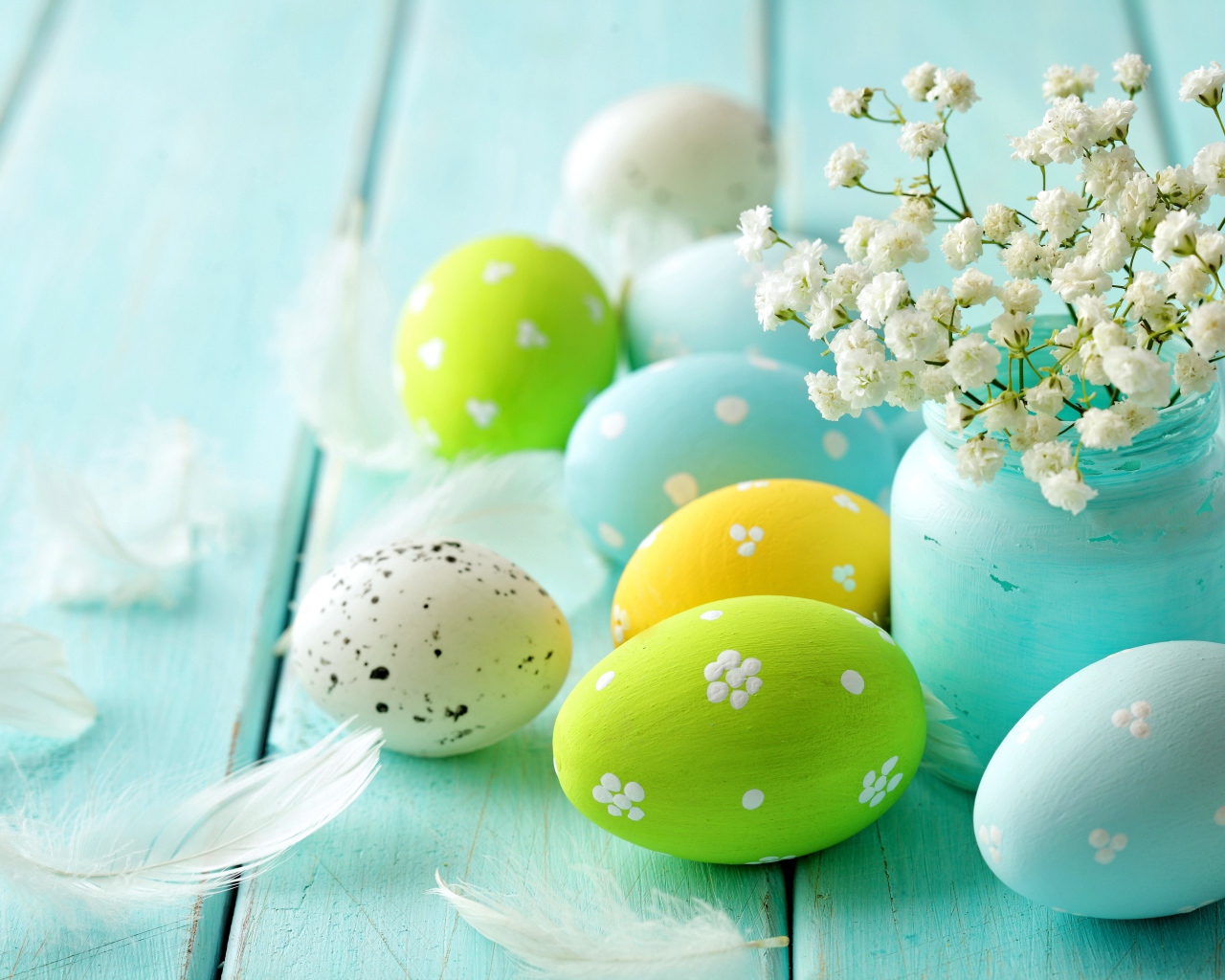 Крашеные яйца с цветами на голубом столе 