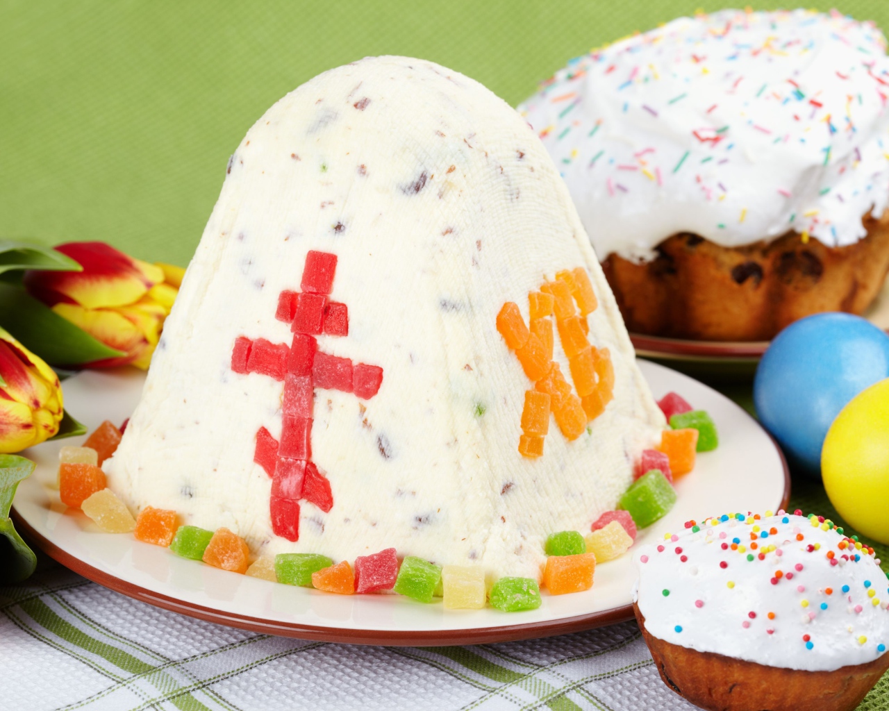 Сладкий творожный пасхальный кулич с цукатами к празднику Пасха