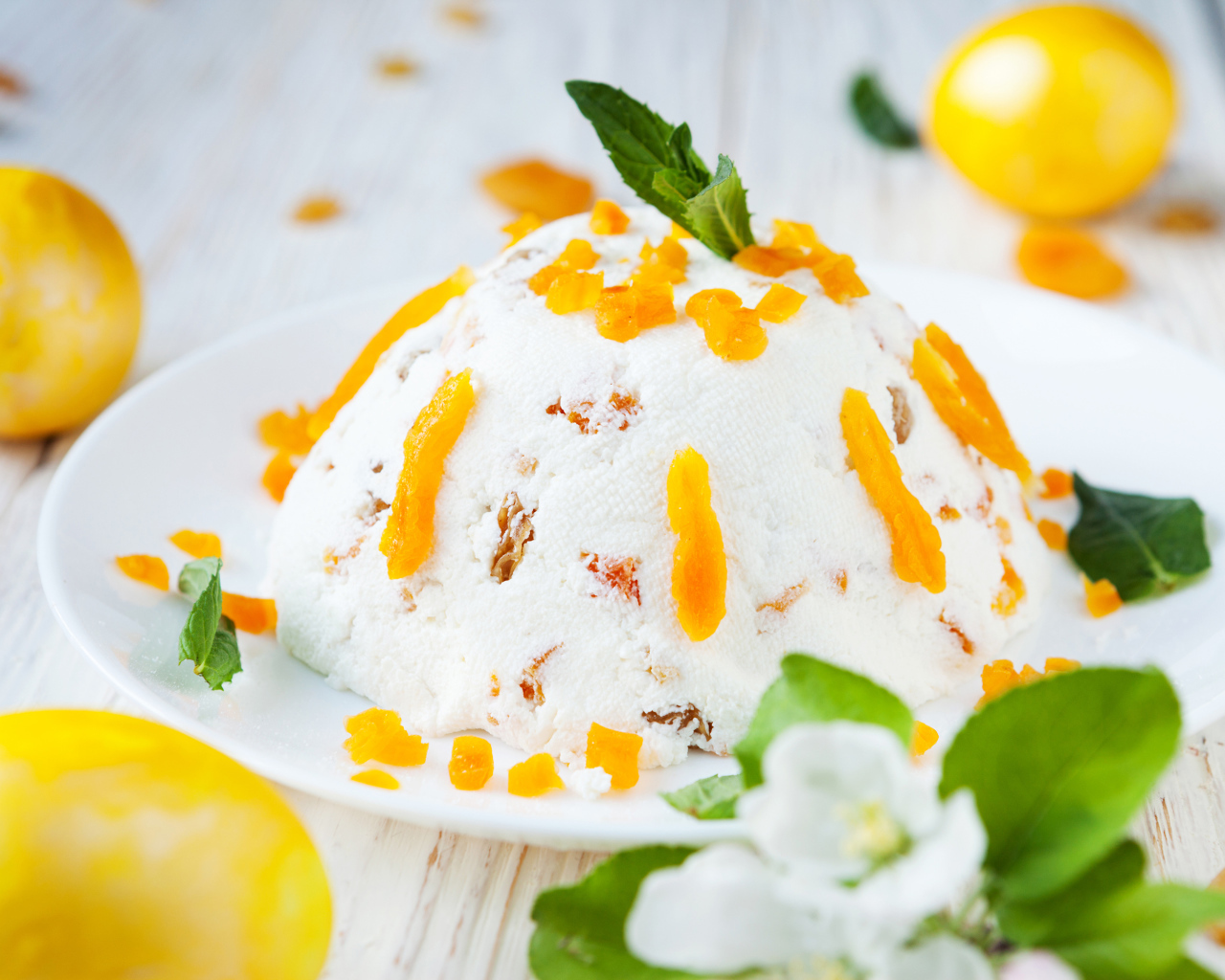 Сладкая творожная пасха с курагой на столе с крашеными яйцами