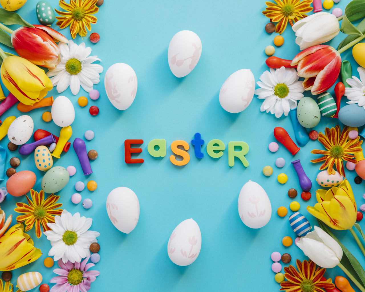 Надпись Пасха на английском на голубом фоне с конфетами и яйцами