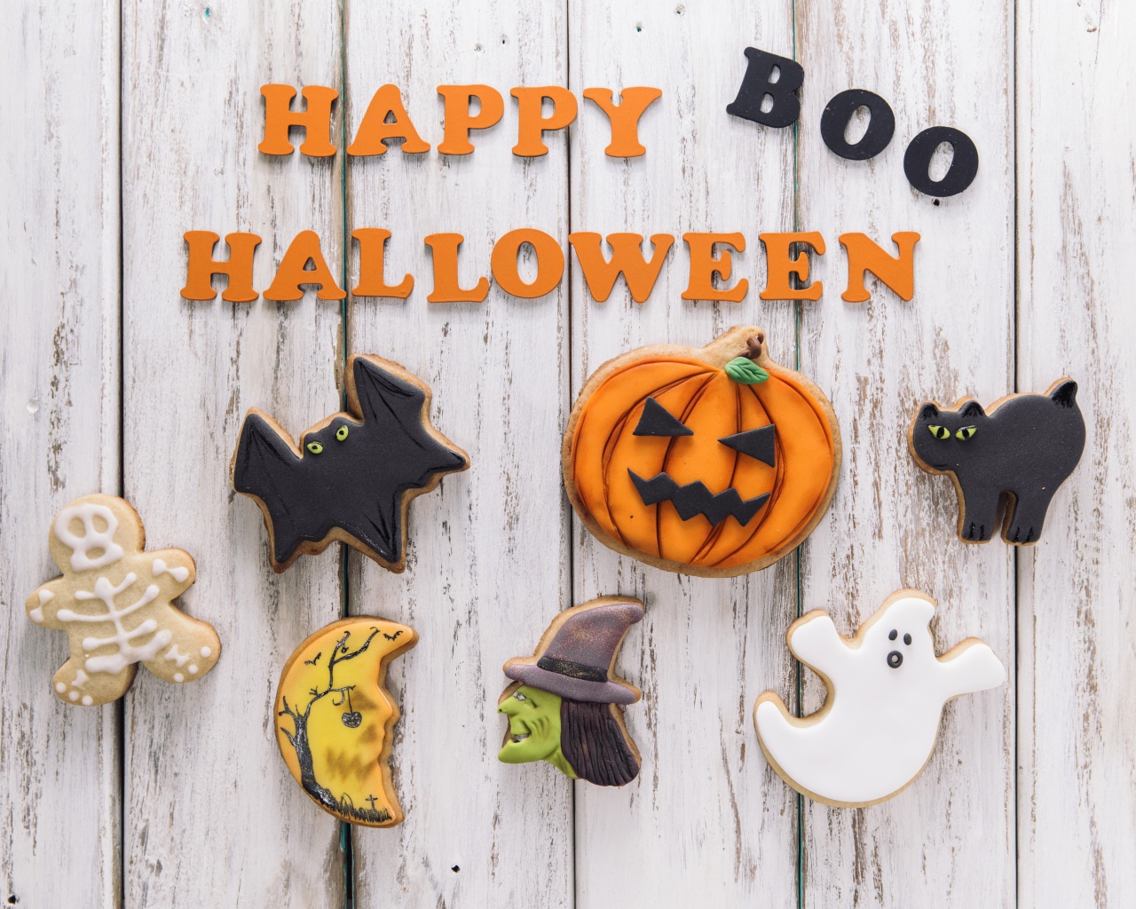 Печенье и надпись на деревянном столе на Хэллоуин 