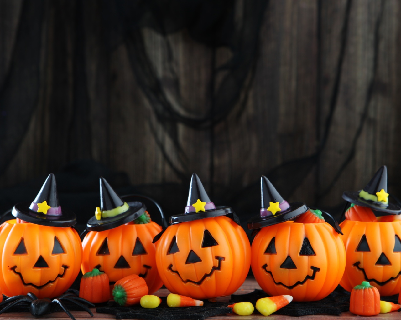 Маленькие тыквы со сладостями на Хэллоуин