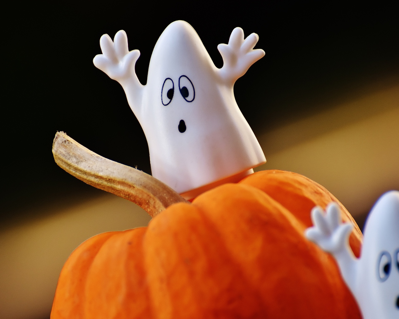 Игрушечные призраки на тыкве на Хэллоуин 
