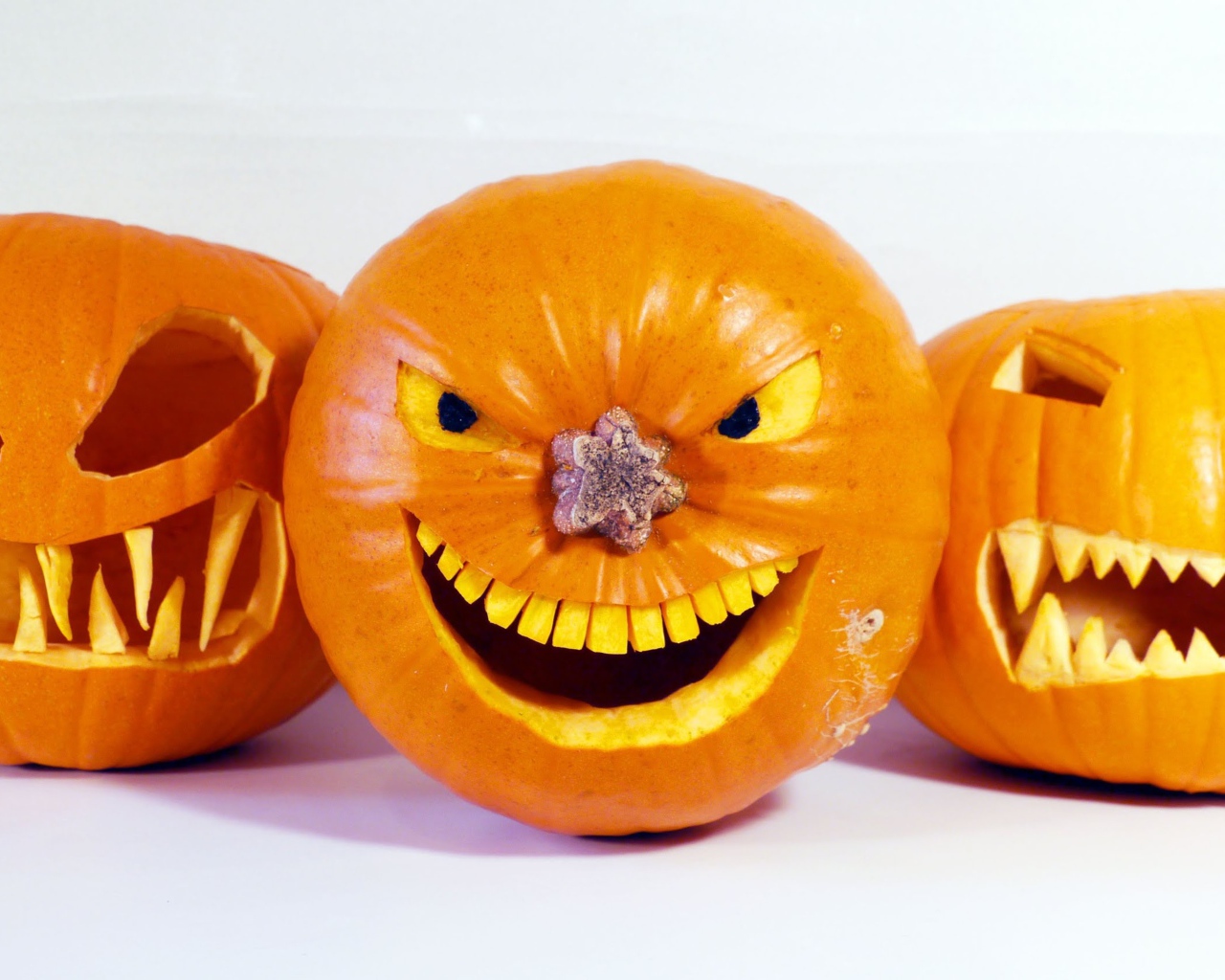 Зловещие тыквы на белом фоне на Хэллоуин 