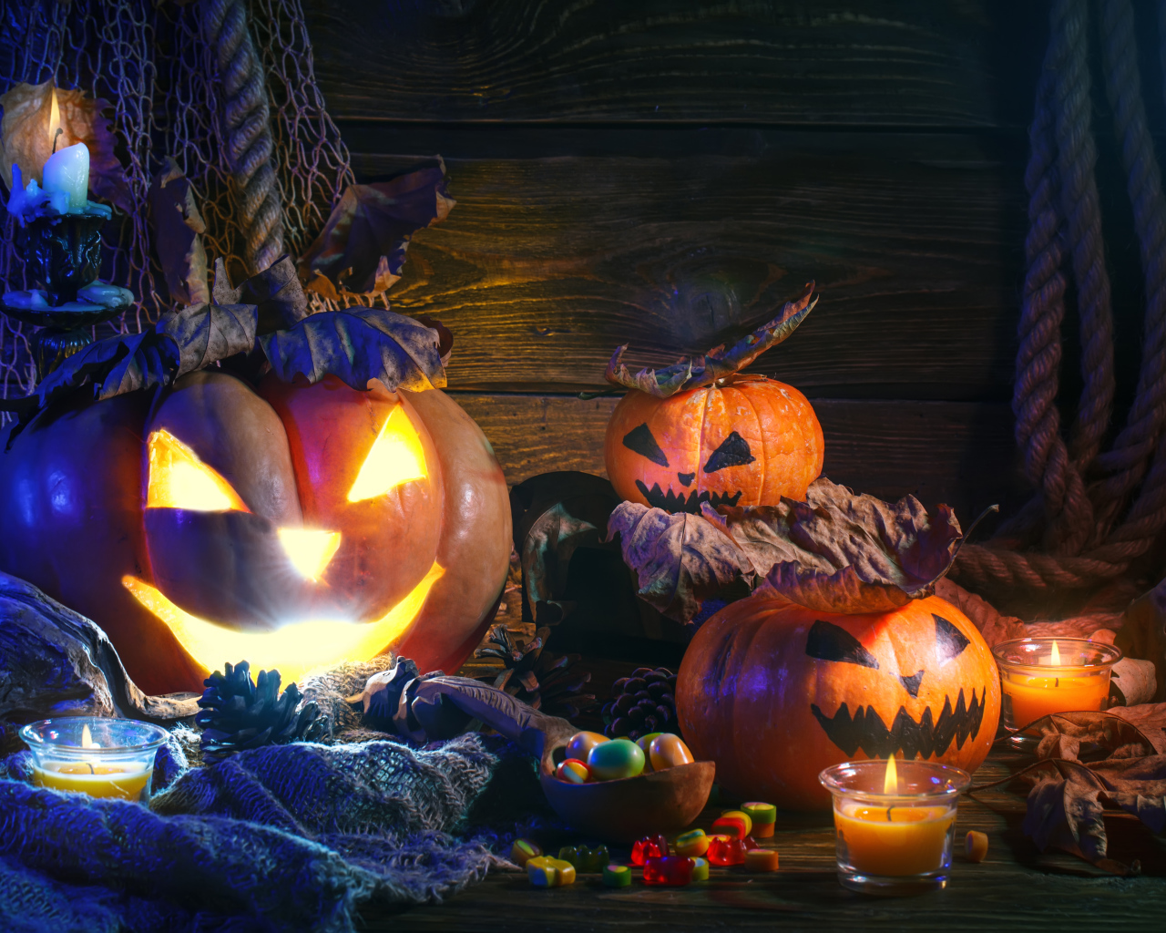 Тыквы и сладости на праздник Хэллоуин 