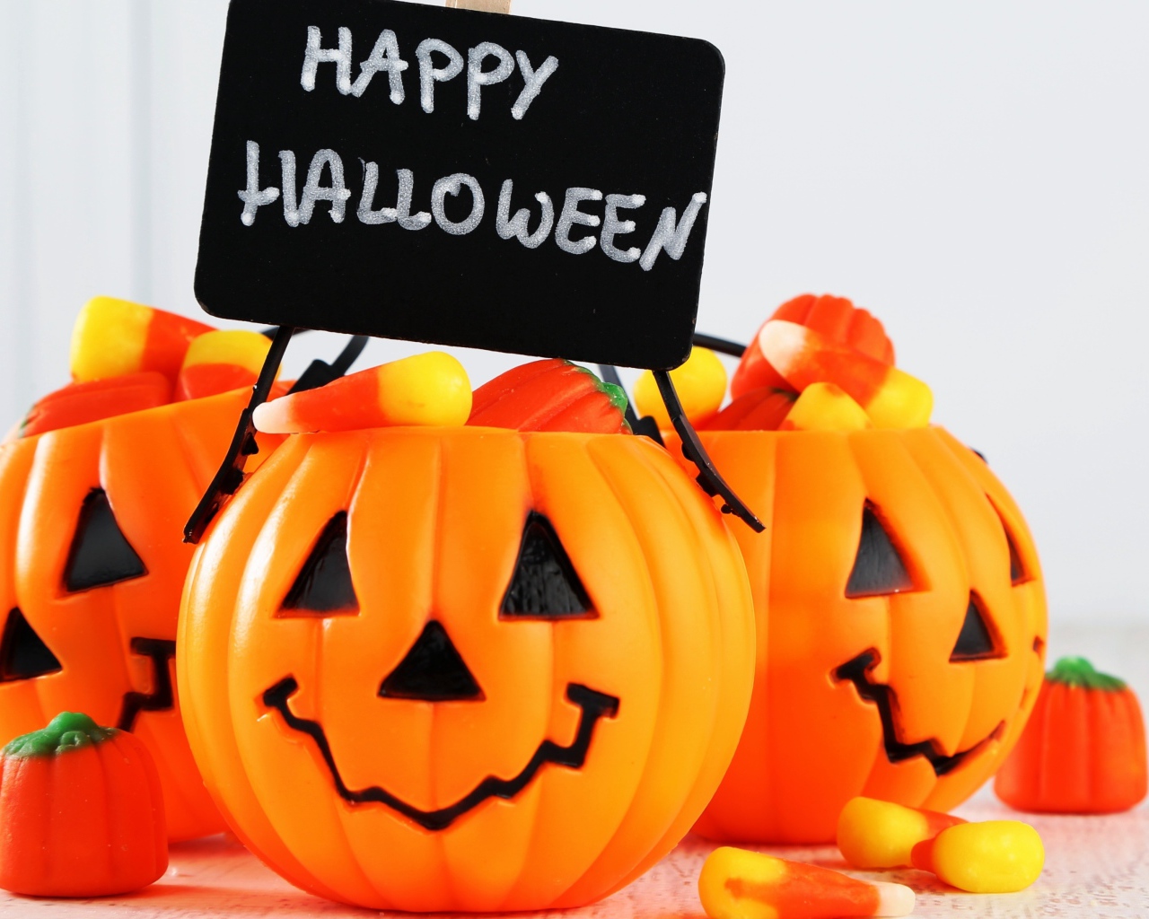 Тыквы со сладостями с надписью Счастливого Хэллоуина