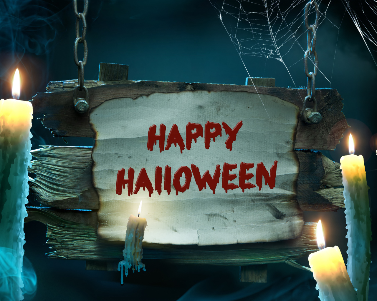 Страшная надпись Счастливого Хэллоуина на деревянной табличке со свечами