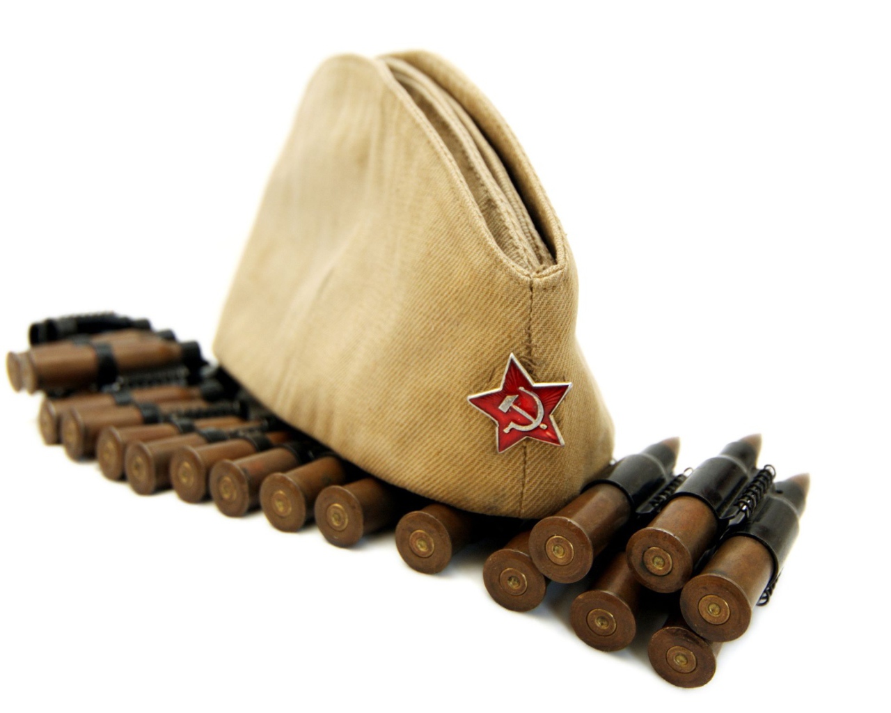 Военная пилотка с красной звездой с патронами на белом фоне