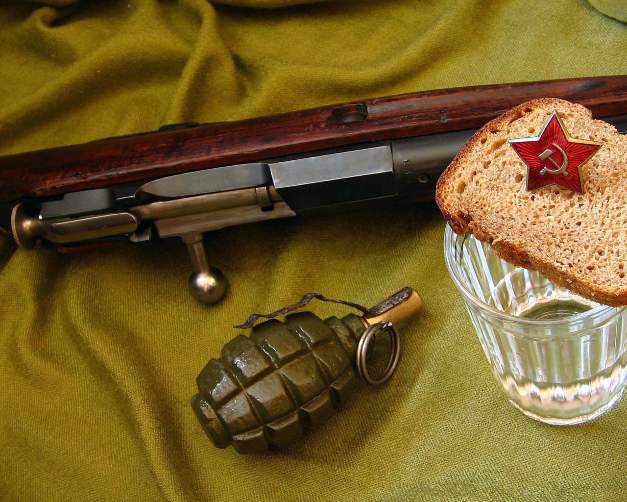 Граната, рюмка водки с куском хлеба и звезда на 9 мая 