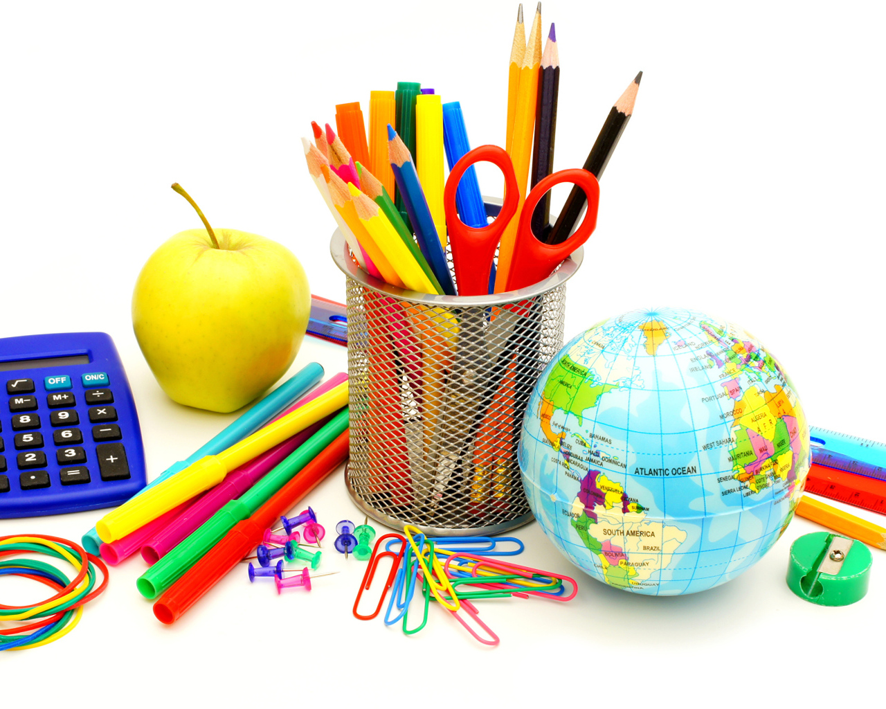 Канцелярские школьные принадлежности на белом фоне на День знаний 1 сентября