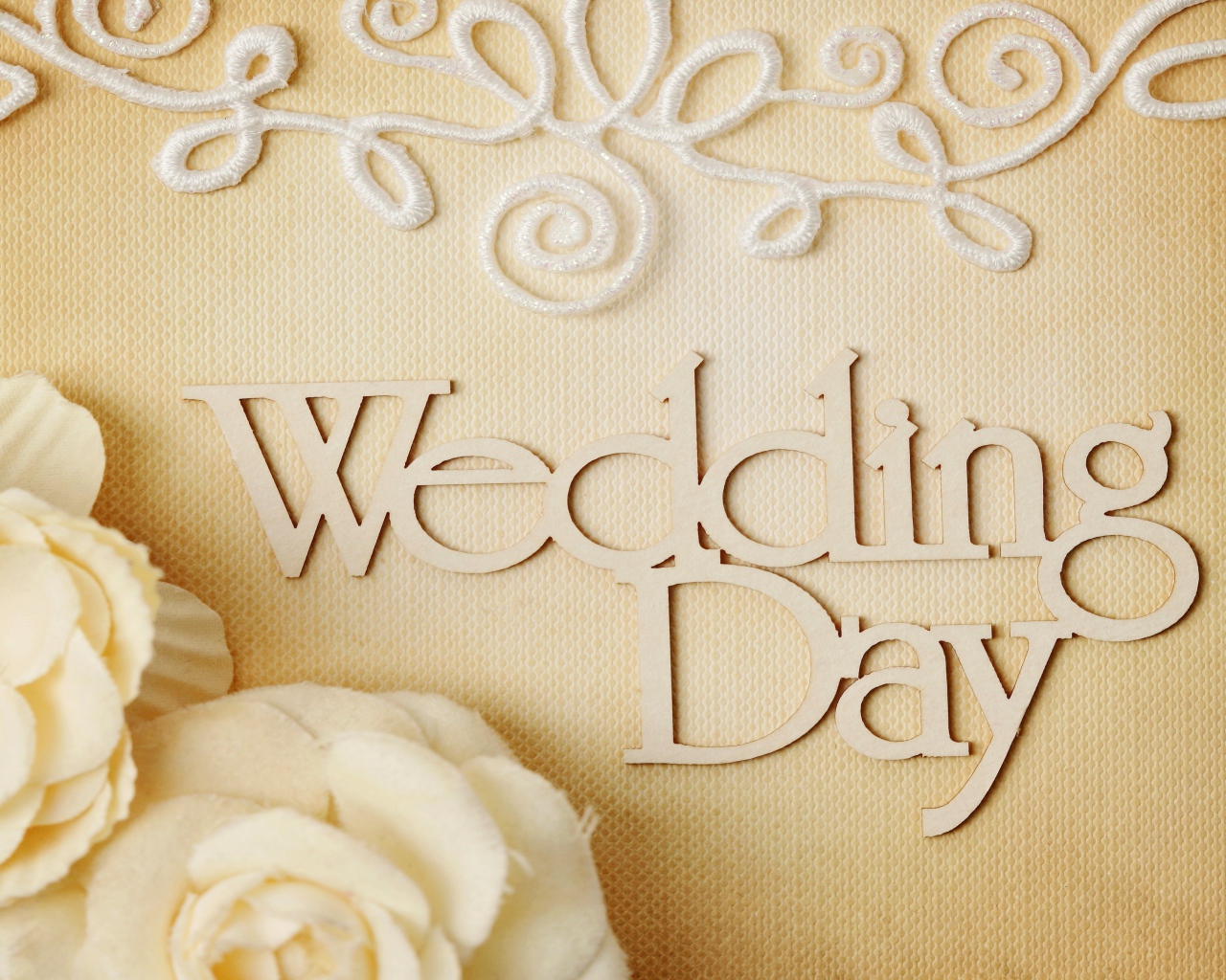 Надпись на свадьбу на бежевом фоне