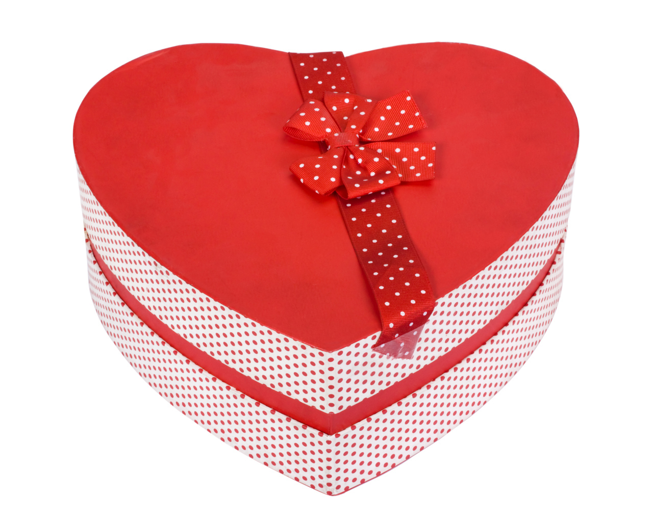 Красивая коробка в форме сердца на белом фоне