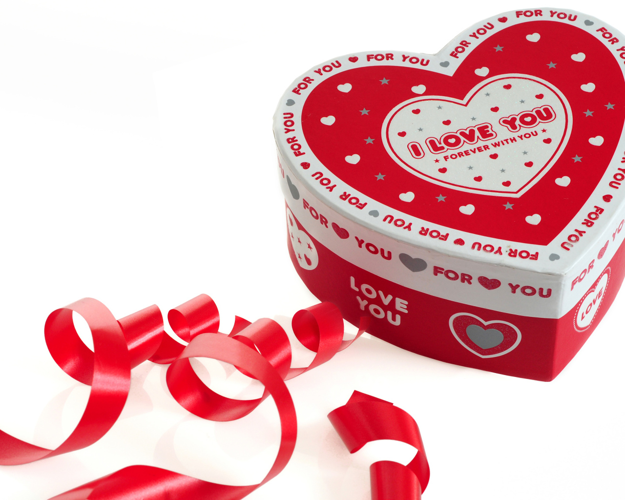 Красивая коробка в форме сердца на белом фоне с красной лентой