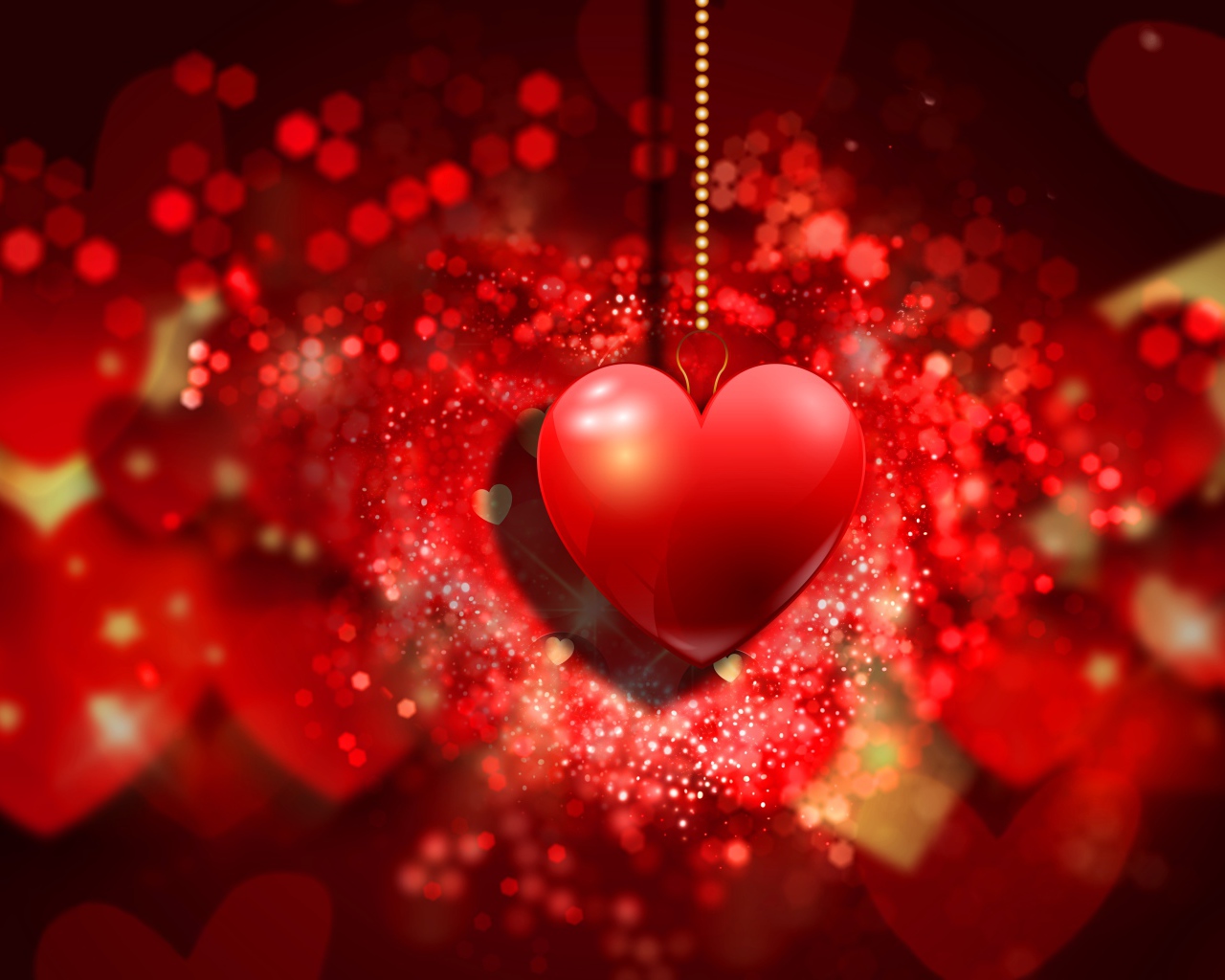 Красивое красное сердце на цепочке