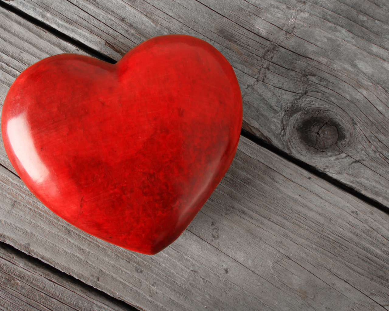 Большое красное сердце на деревянном столе