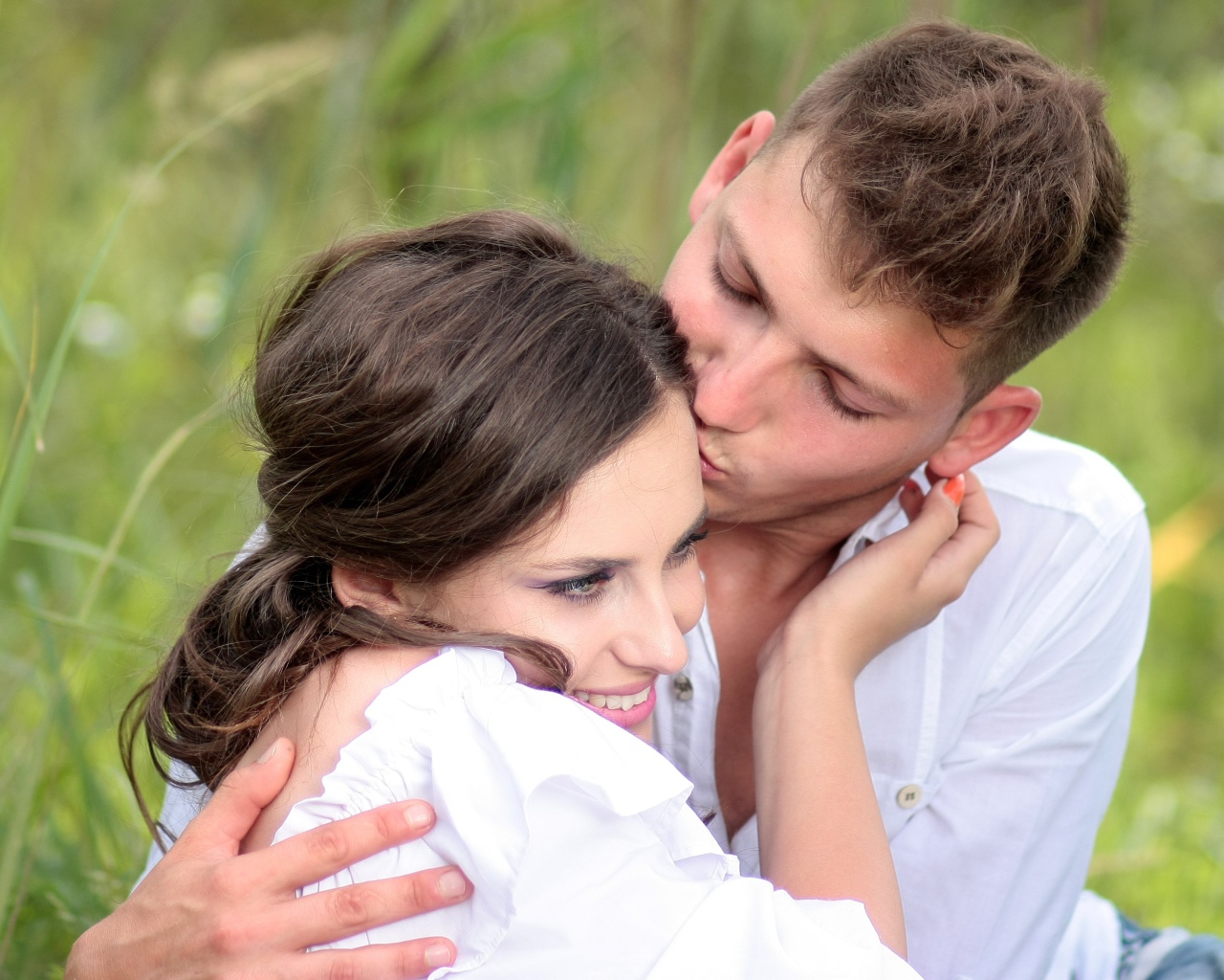 Влюбленный парень целует девушку 