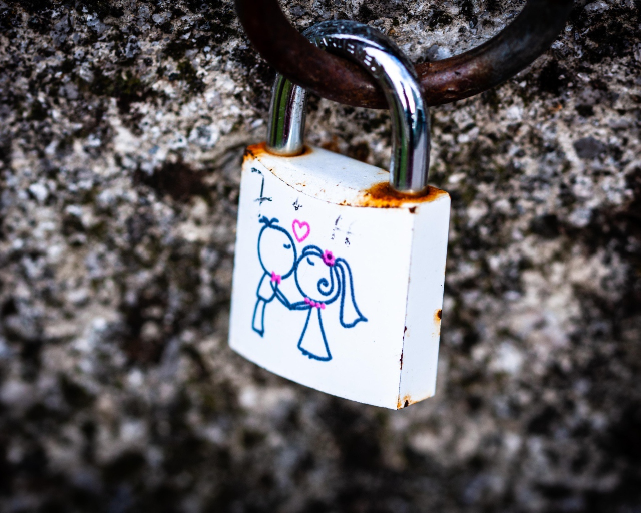 Замок влюбленных у стены 