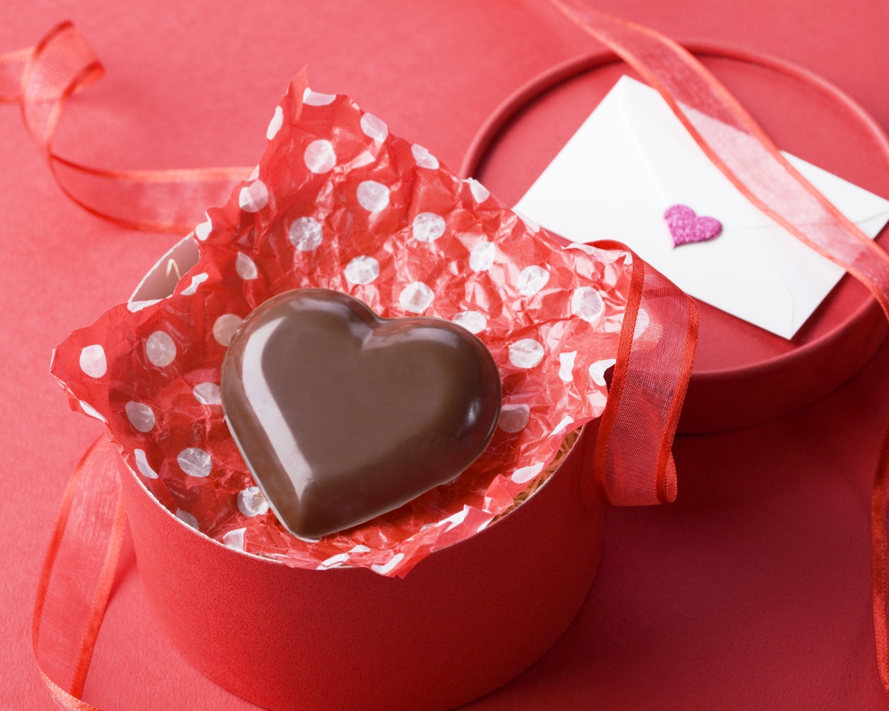 Шоколадное сердце к круглой розовой подарочной коробке 