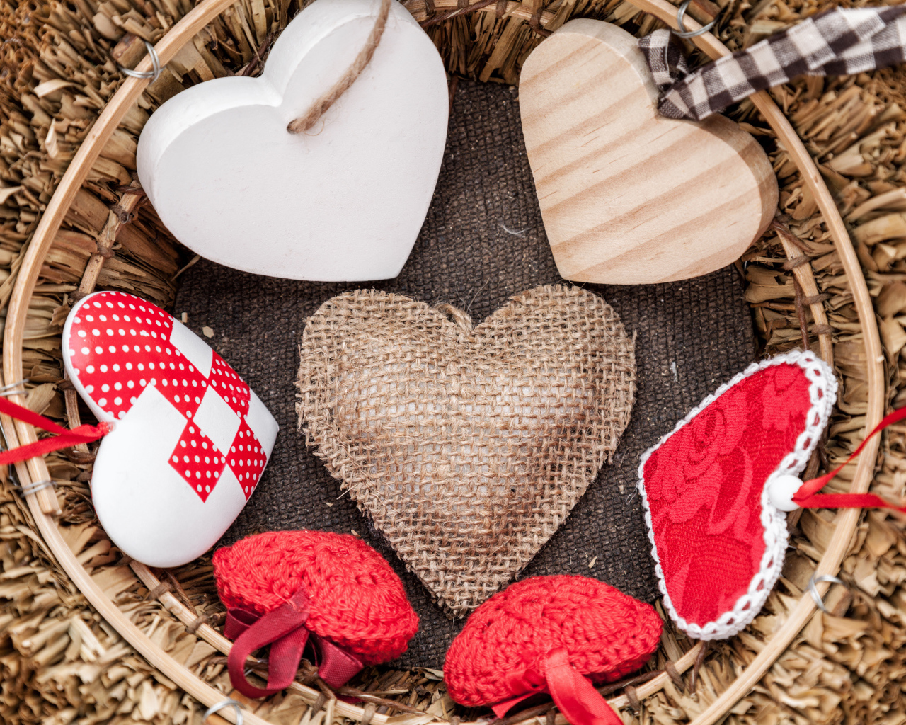 Разные сердечки в корзине крупным планом