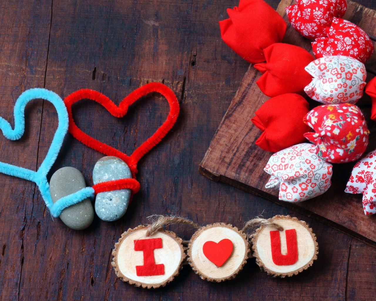 Тюльпаны из ткани и два сердца на столе