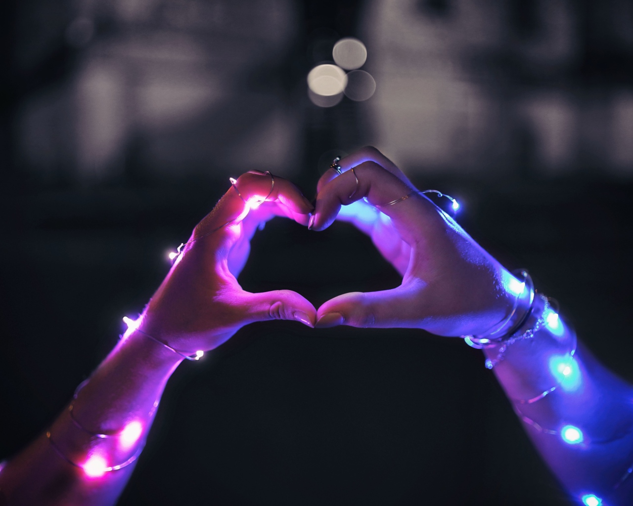 Девушка делает сердце руками