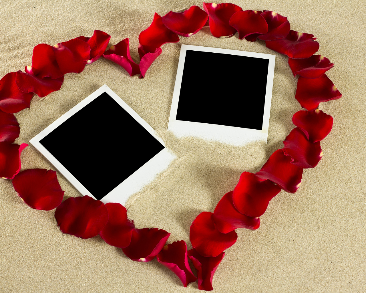 Сердце из лепестков роз на песке с шаблонами для фото 